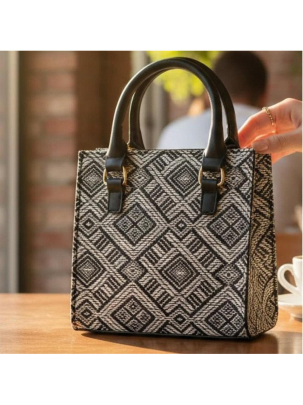 Vintage Style Handbag with Geometric Pattern and Gold Chain Strap

This is a vin